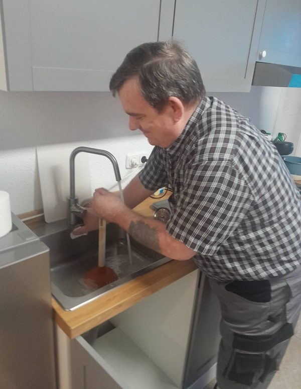 Wenn man eine Verstopfung mit einem Pömpel beseitigen will, muss man die Überlauf zuhalten. Sonst entweicht der Druck dort.